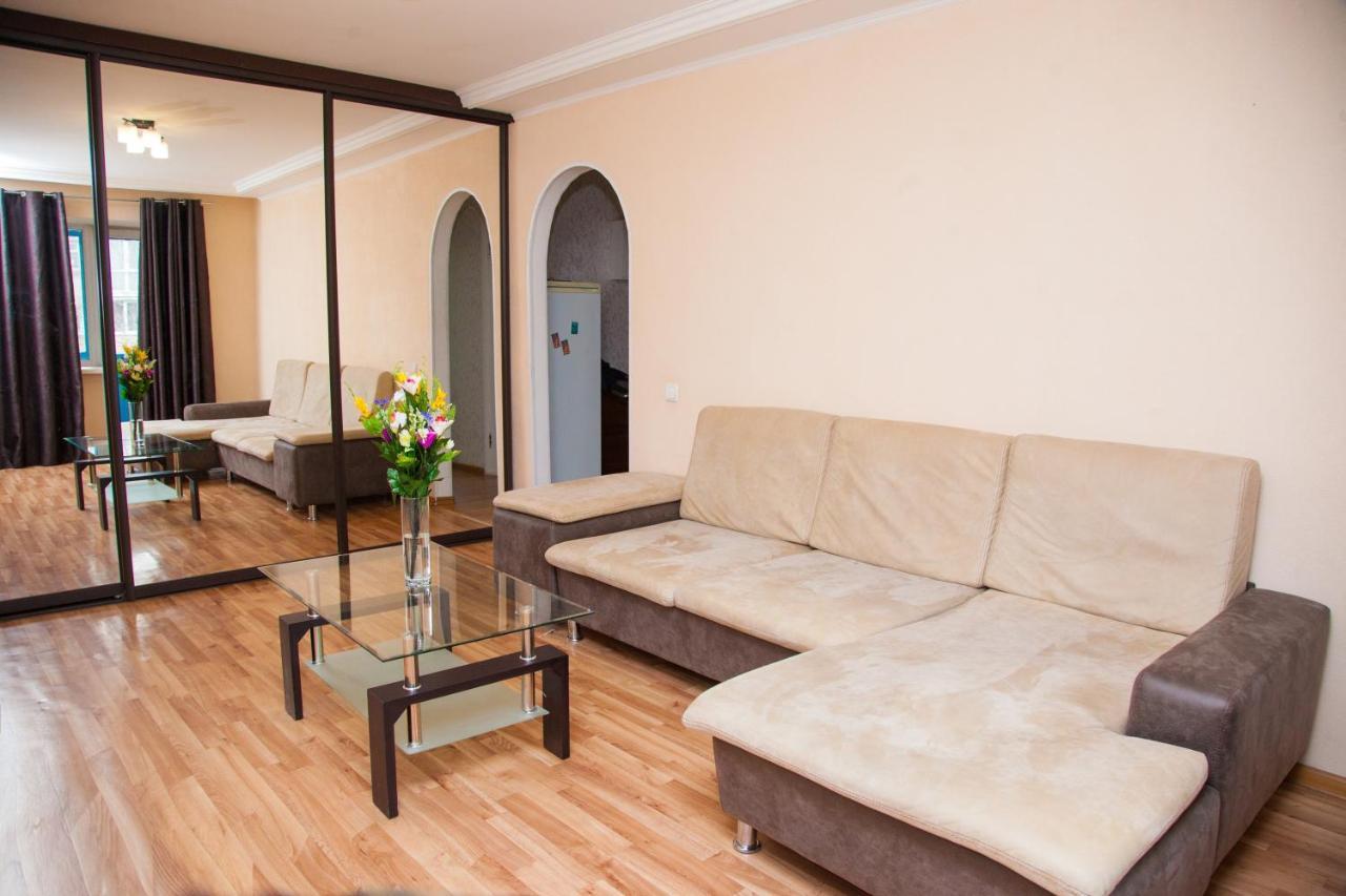 Semi Luxury Apt On Yatsenka 8 Near Intourist Hotel Zaporizhia Bagian luar foto